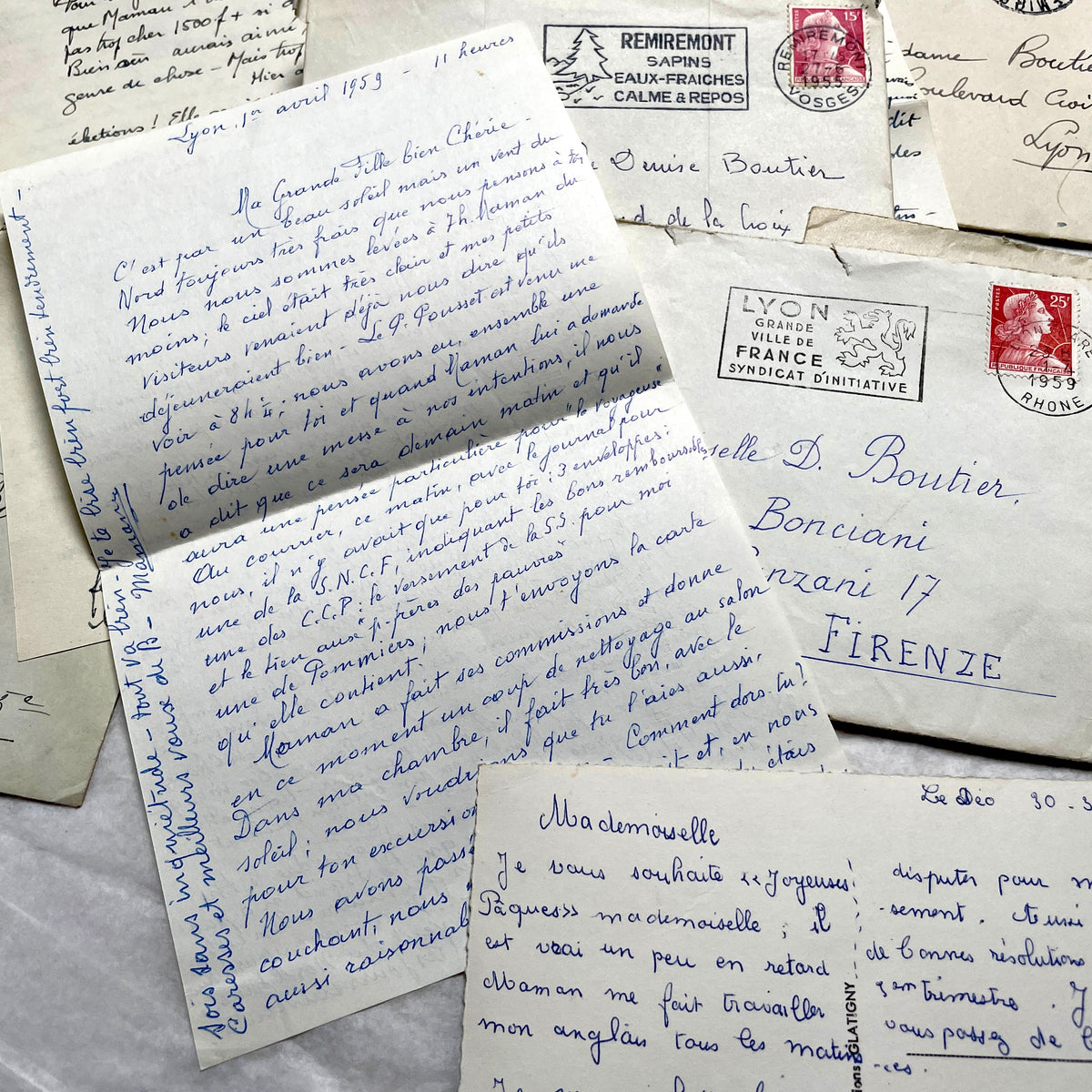 Set of 5 1950s French handwritten letters with envelopes, featuring vintage stamps and postmarks from France.