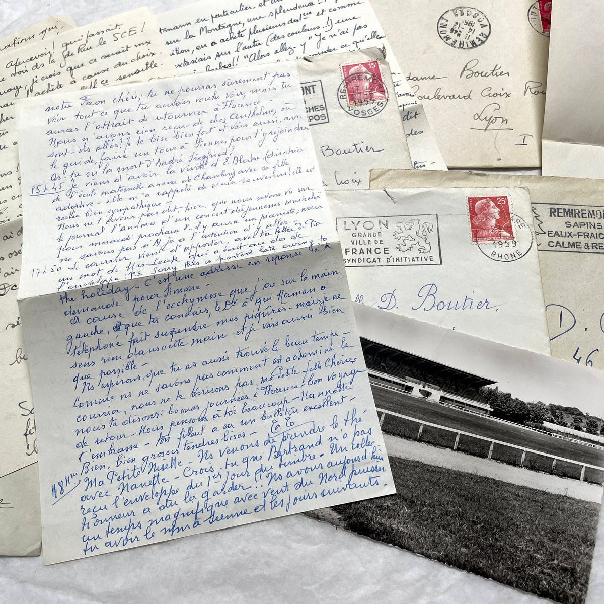Set of 5 1950s French handwritten letters with envelopes, featuring vintage stamps and postmarks from France.