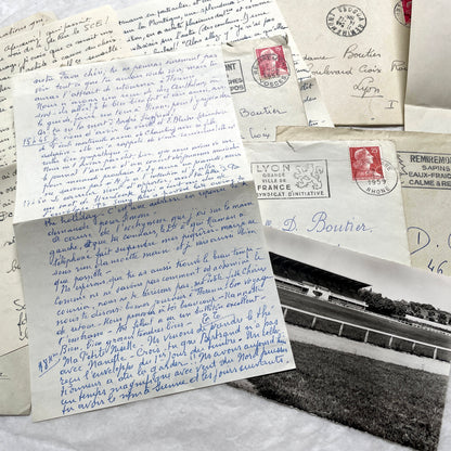 Set of 5 1950s French handwritten letters with envelopes, featuring vintage stamps and postmarks from France.