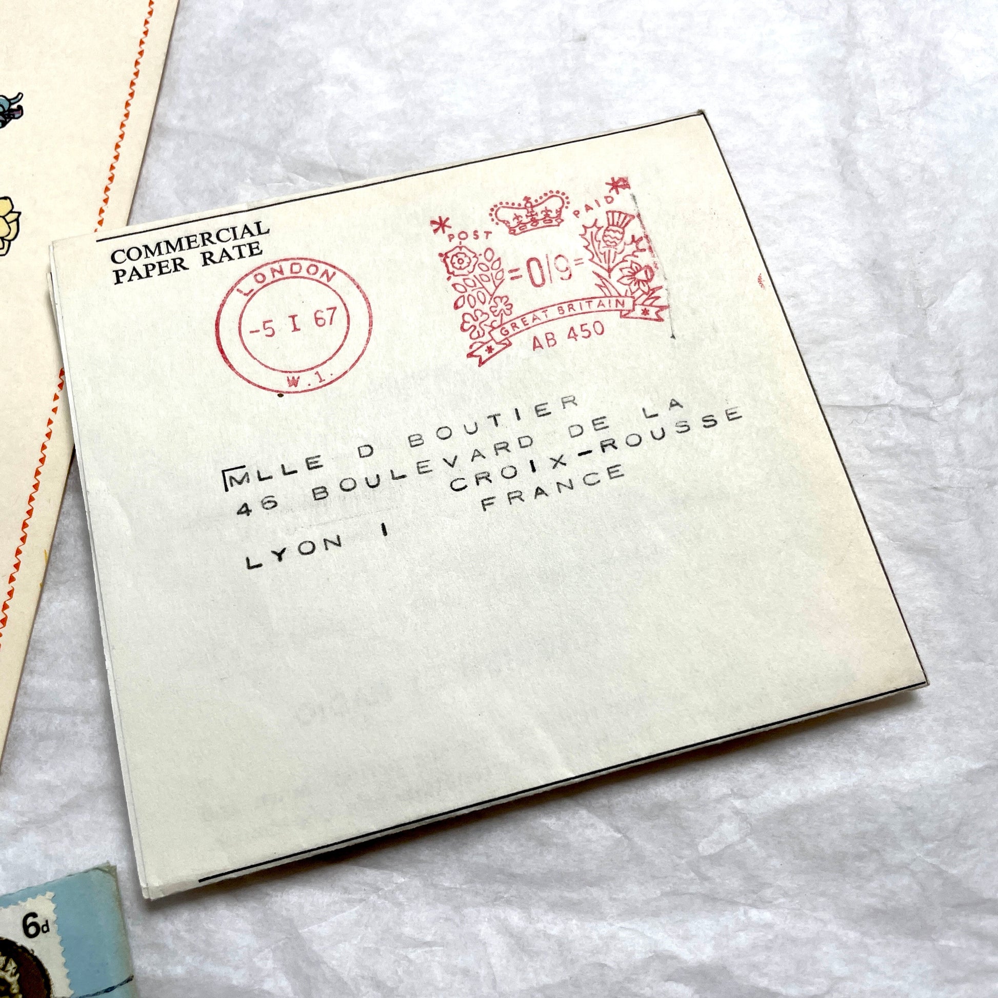 1960s set of five handwritten English letters with envelopes, featuring British postmarks and French address.