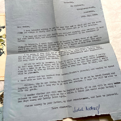 1960s set of five handwritten English letters with envelopes, featuring British postmarks and French address.