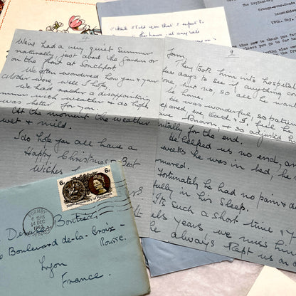 1960s set of five handwritten English letters with envelopes, featuring British postmarks and French address.
