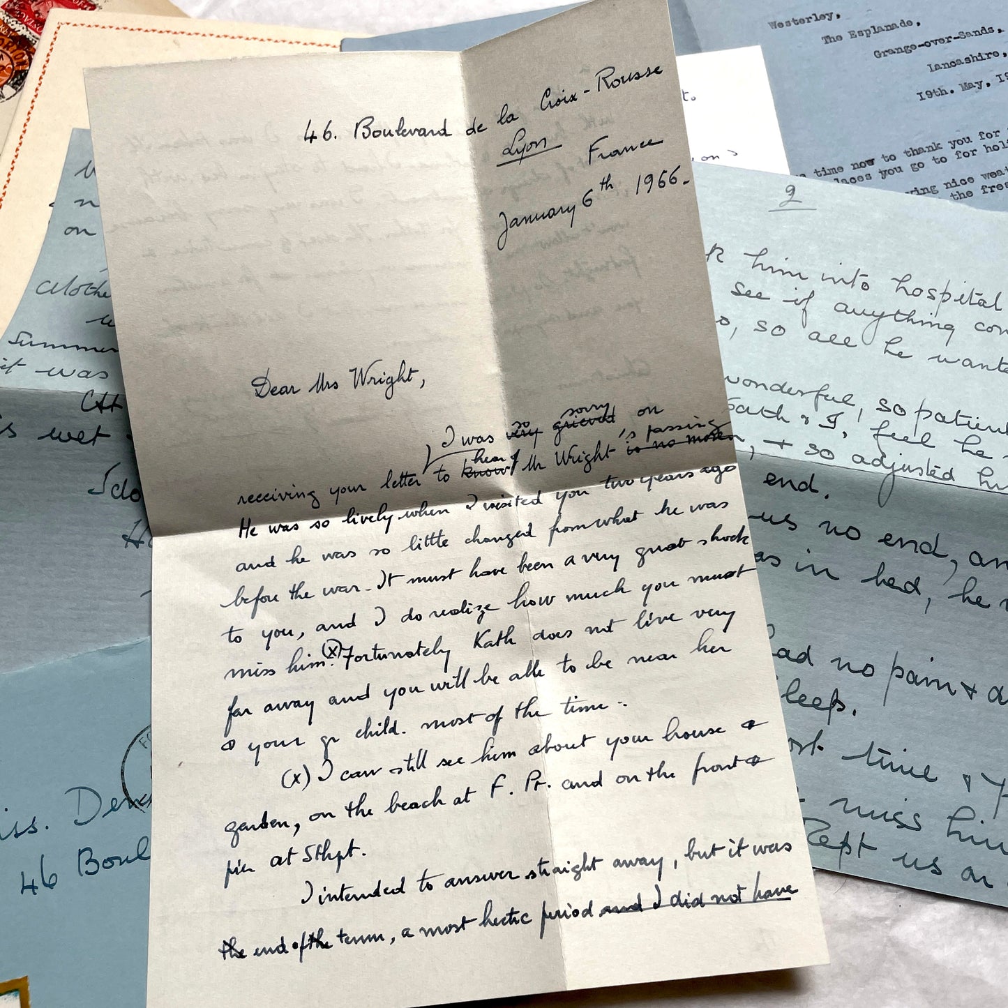 1960s set of five handwritten English letters with envelopes, featuring British postmarks and French address.