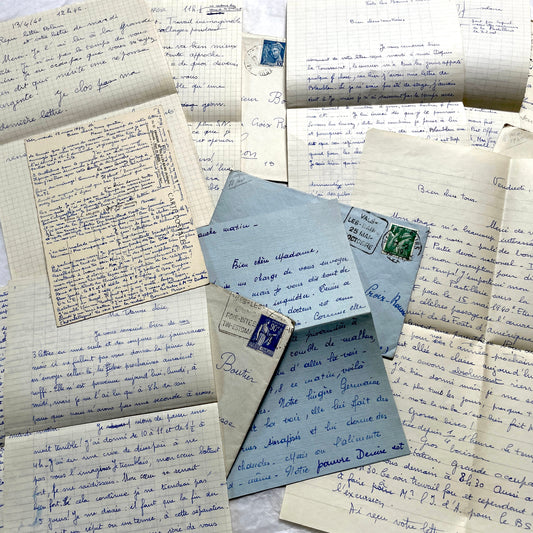 Set of 5 French handwritten letters with envelopes from the 1940s, featuring cursive script and vintage stamps.