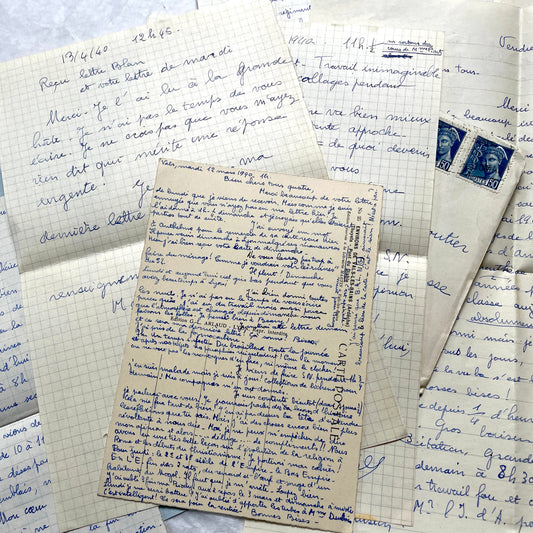 Set of 5 French handwritten letters with envelopes from the 1940s, featuring cursive script and vintage stamps.