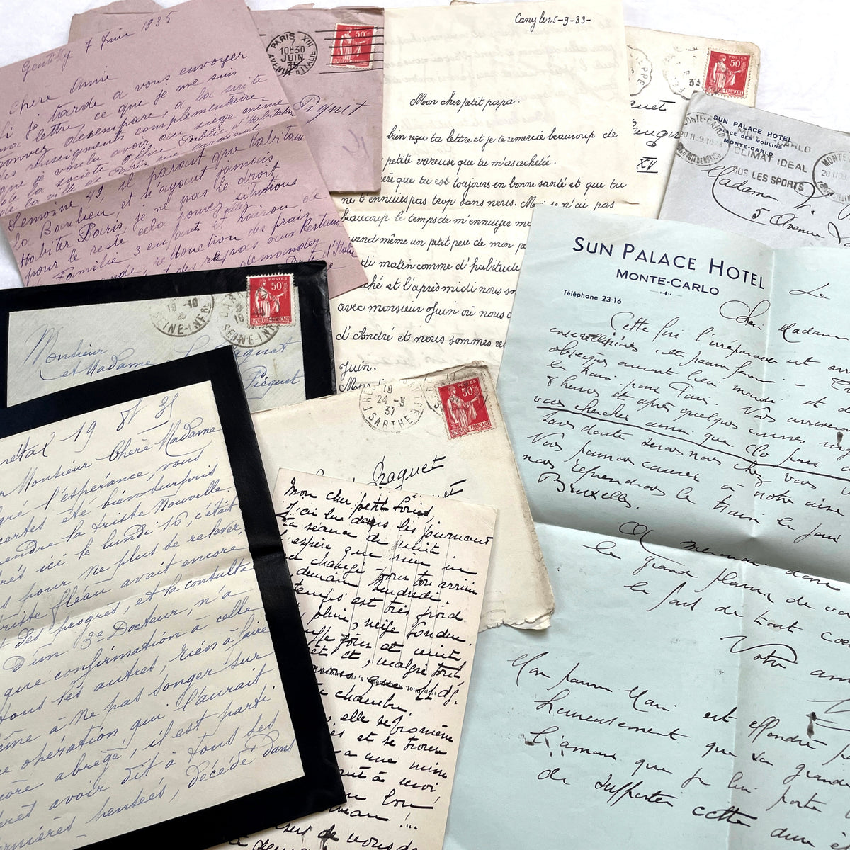 Set of 5 1930s French handwritten letters with original envelopes, displaying elegant script and vintage stamps.