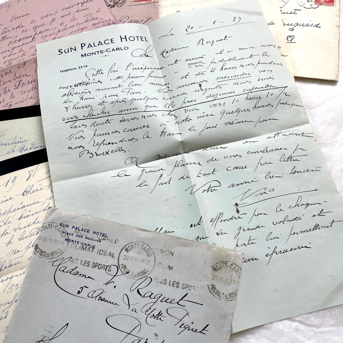 Set of 5 1930s French handwritten letters with original envelopes, displaying elegant script and vintage stamps.
