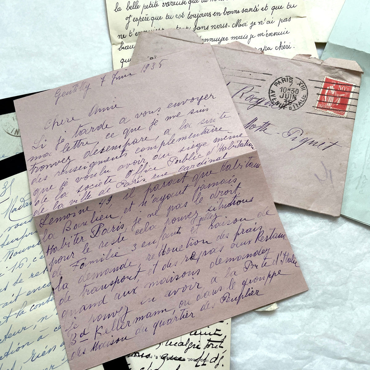 Set of 5 1930s French handwritten letters with original envelopes, displaying elegant script and vintage stamps.