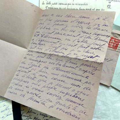 Set of 5 1930s French handwritten letters with original envelopes, displaying elegant script and vintage stamps.