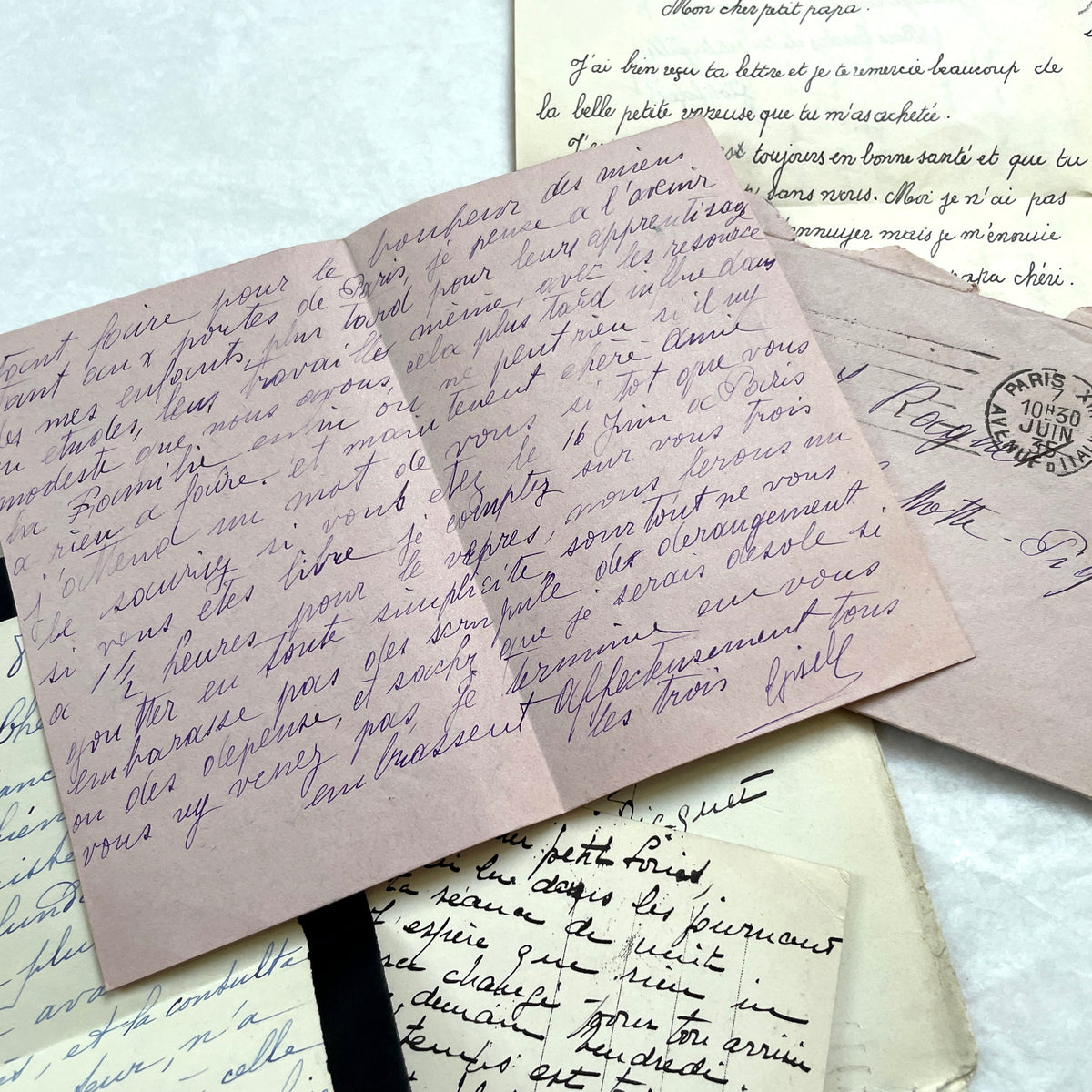 Set of 5 1930s French handwritten letters with original envelopes, displaying elegant script and vintage stamps.
