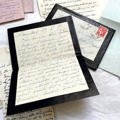 Set of 5 1930s French handwritten letters with original envelopes, displaying elegant script and vintage stamps.