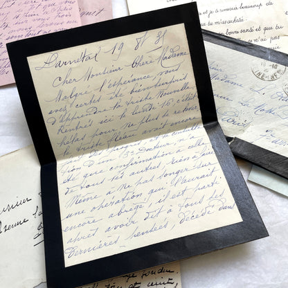 Set of 5 1930s French handwritten letters with original envelopes, displaying elegant script and vintage stamps.