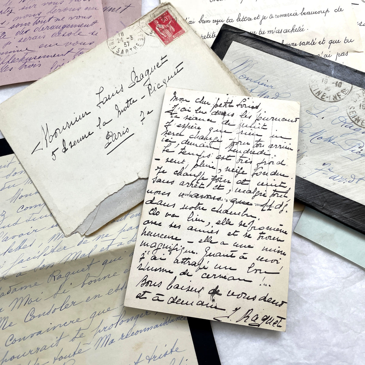 Set of 5 1930s French handwritten letters with original envelopes, displaying elegant script and vintage stamps.