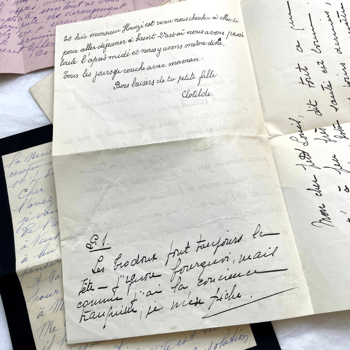 Set of 5 1930s French handwritten letters with original envelopes, displaying elegant script and vintage stamps.