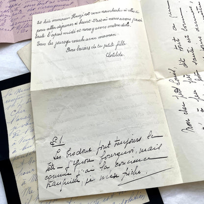Set of 5 1930s French handwritten letters with original envelopes, displaying elegant script and vintage stamps.