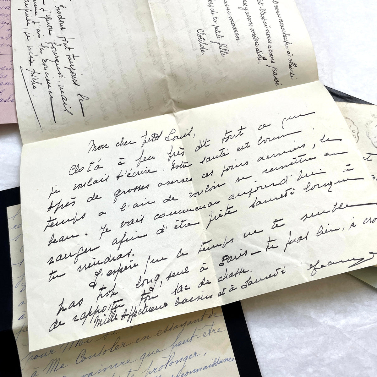 Set of 5 1930s French handwritten letters with original envelopes, displaying elegant script and vintage stamps.