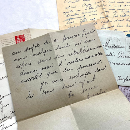 Set of 5 1930s French letters and envelopes, featuring handwritten notes and vintage stamps.