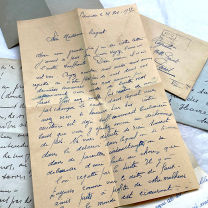Set of 5 1930s French letters and envelopes, featuring handwritten notes and vintage stamps.