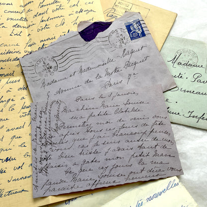 Set of 5 1930s French letters and envelopes, featuring handwritten notes and vintage stamps.