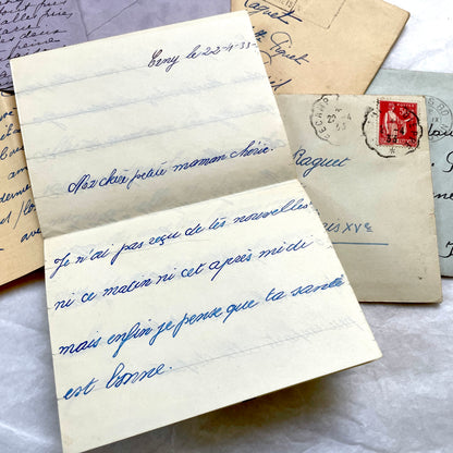 Set of 5 1930s French letters and envelopes, featuring handwritten notes and vintage stamps.