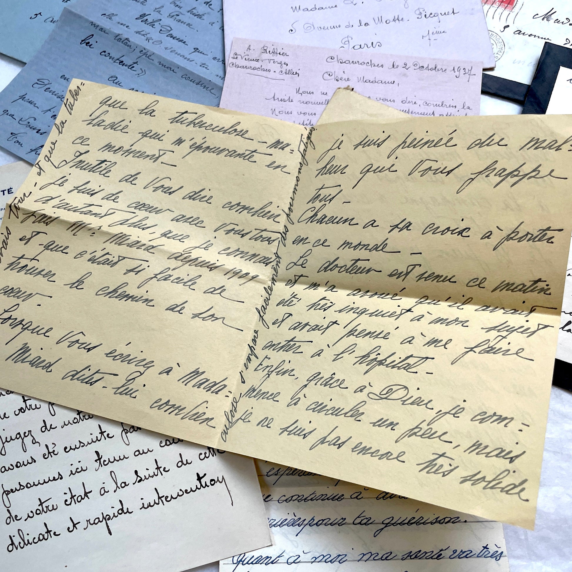 Set of 5 vintage 1930s French handwritten letters with original envelopes, featuring authentic French postage stamps.