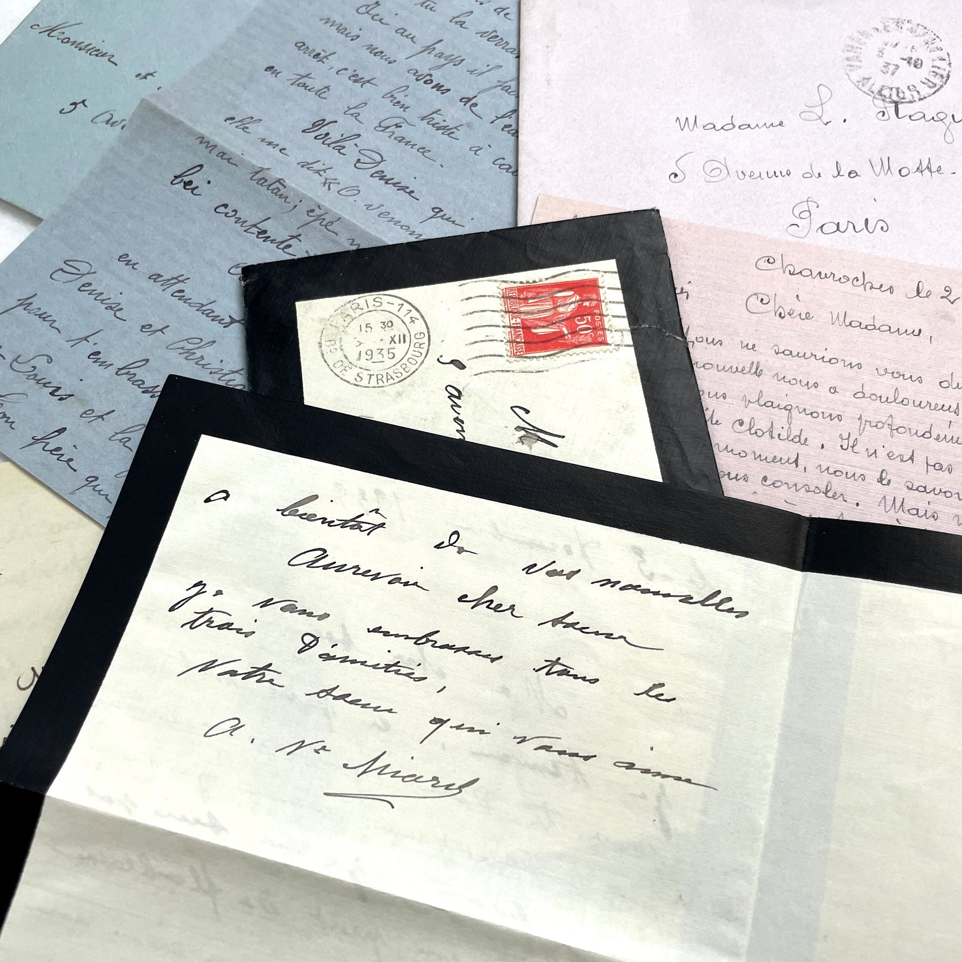 Set of 5 vintage 1930s French handwritten letters with original envelopes, featuring authentic French postage stamps.