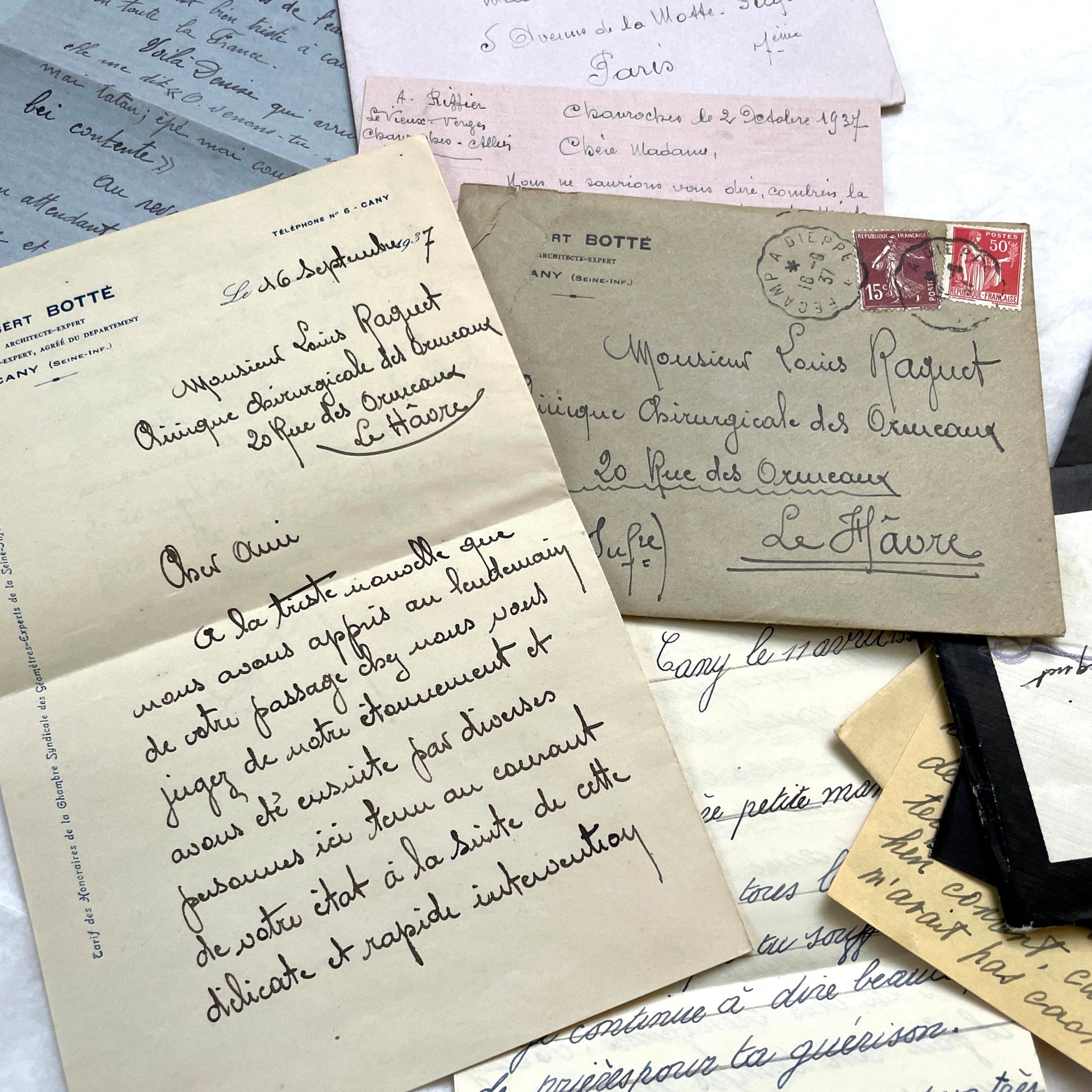 Set of 5 vintage 1930s French handwritten letters with original envelopes, featuring authentic French postage stamps.