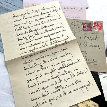 Set of 5 vintage 1930s French handwritten letters with original envelopes, featuring authentic French postage stamps.
