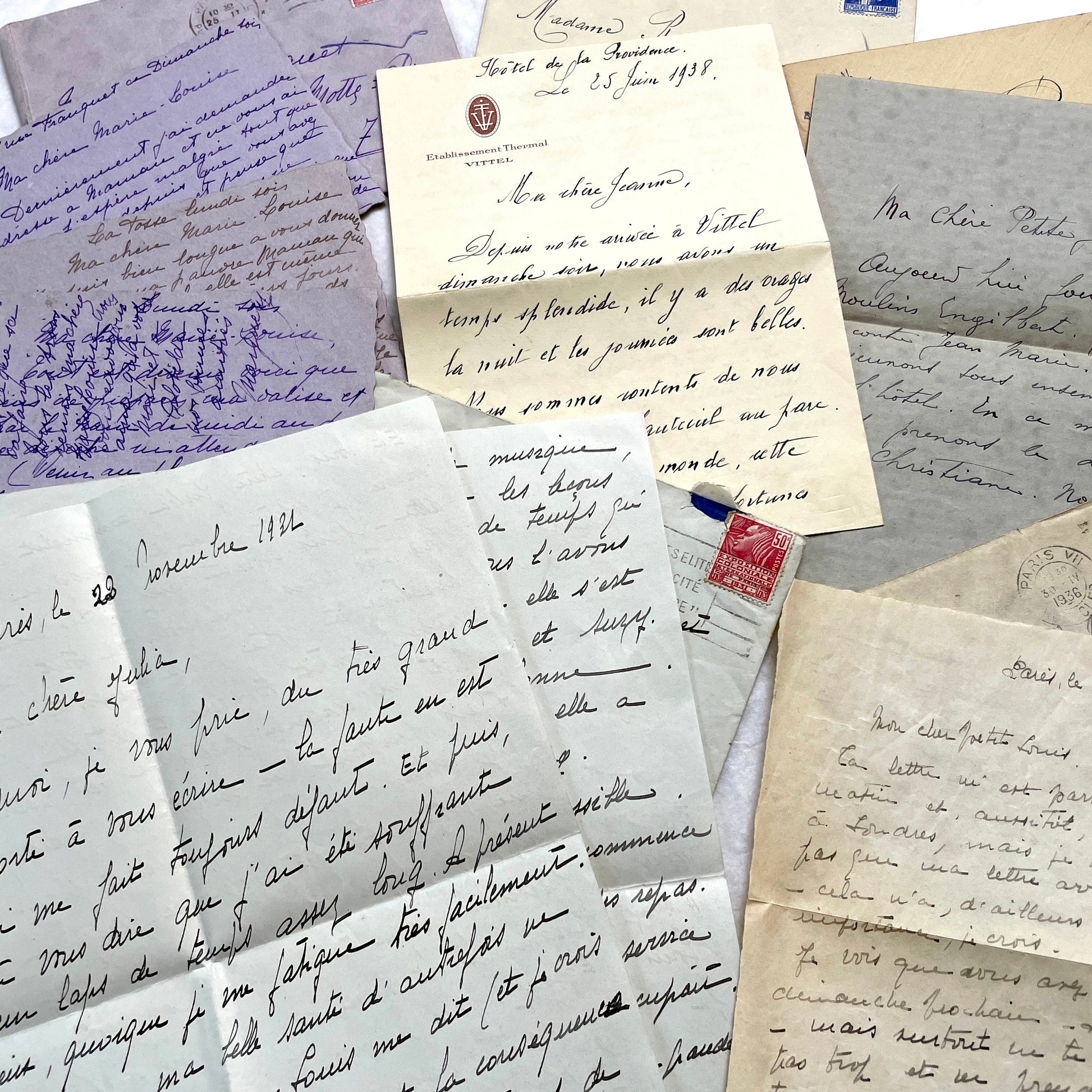 1930s set of 5 French handwritten letters with envelopes, showing elegant script and vintage paper.