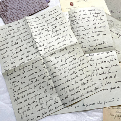 1930s set of 5 French handwritten letters with envelopes, showing elegant script and vintage paper.
