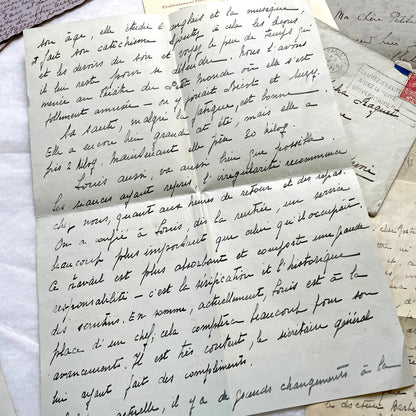 1930s set of 5 French handwritten letters with envelopes, showing elegant script and vintage paper.
