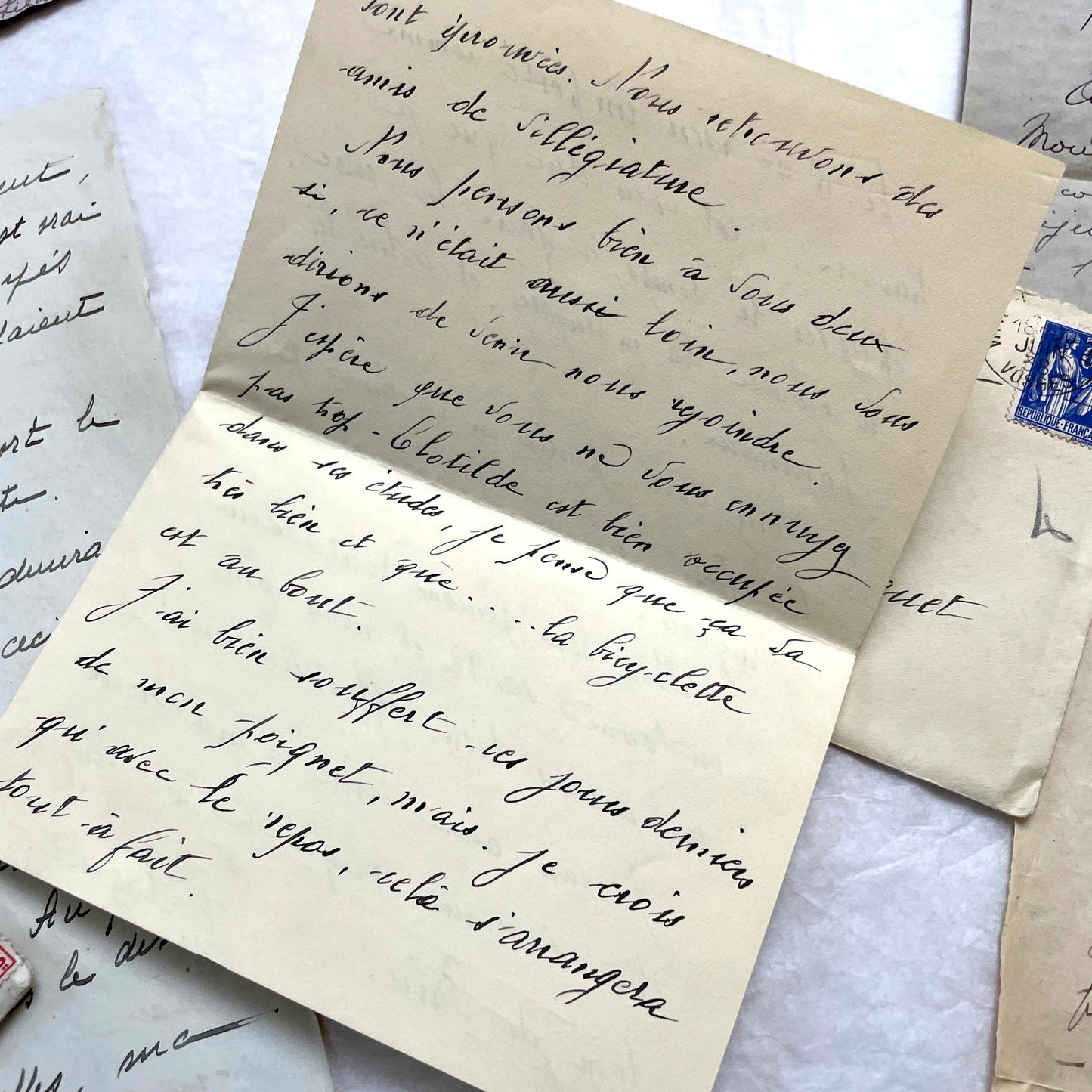 1930s set of 5 French handwritten letters with envelopes, showing elegant script and vintage paper.