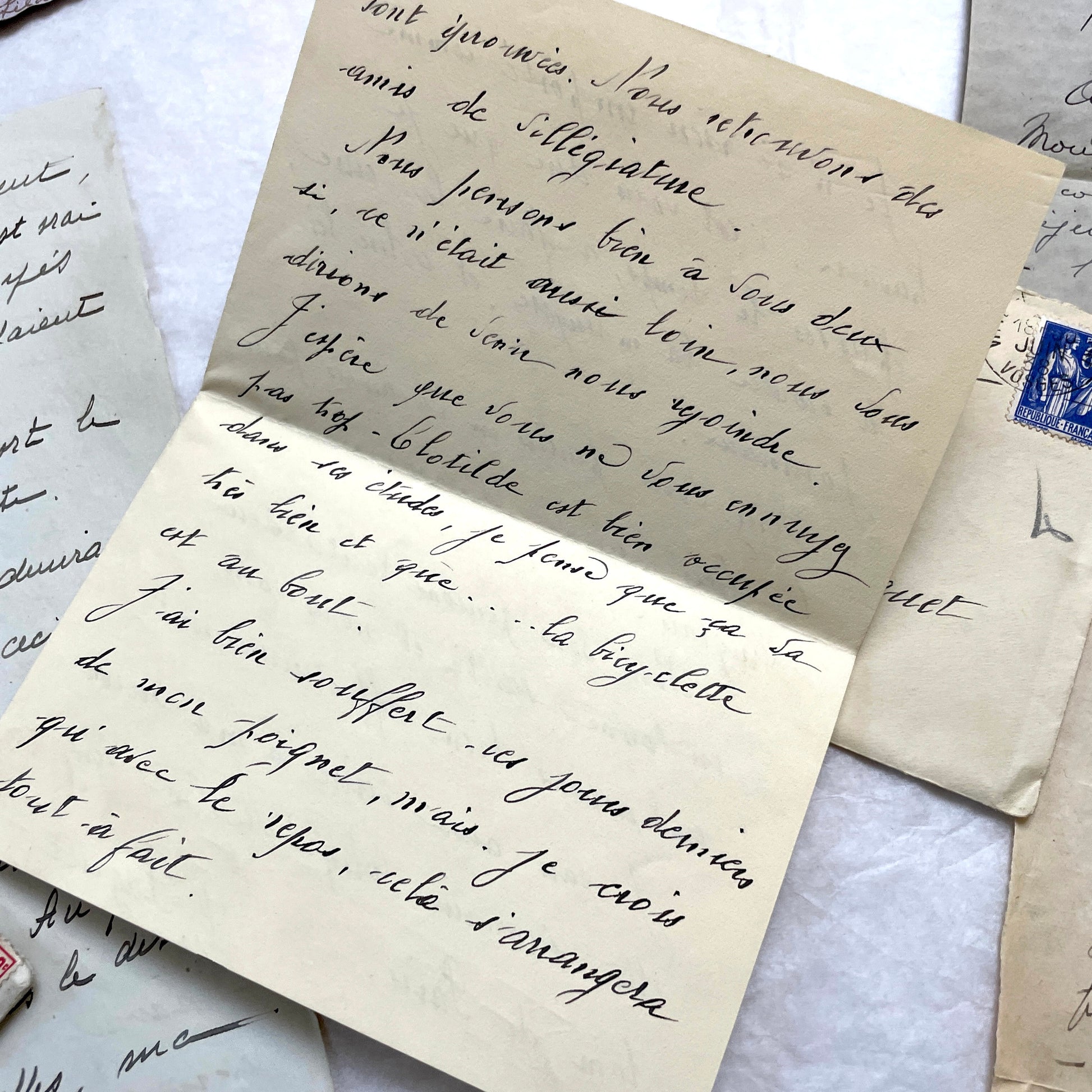 1930s set of 5 French handwritten letters with envelopes, showing elegant script and vintage paper.