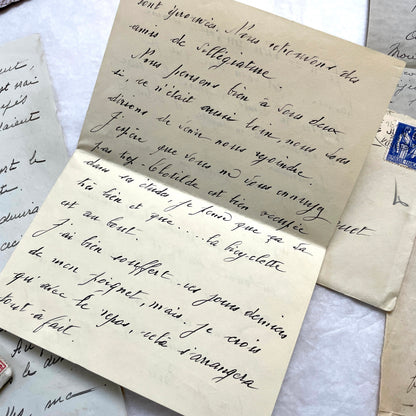 1930s set of 5 French handwritten letters with envelopes, showing elegant script and vintage paper.