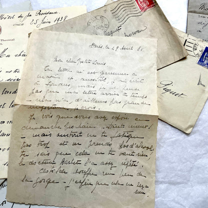 1930s set of 5 French handwritten letters with envelopes, showing elegant script and vintage paper.
