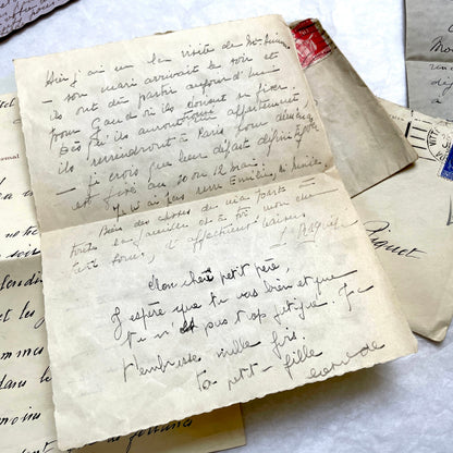1930s set of 5 French handwritten letters with envelopes, showing elegant script and vintage paper.