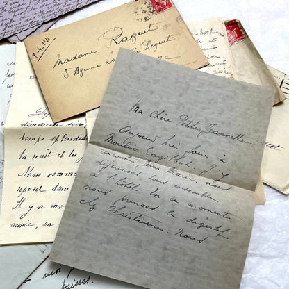 1930s set of 5 French handwritten letters with envelopes, showing elegant script and vintage paper.