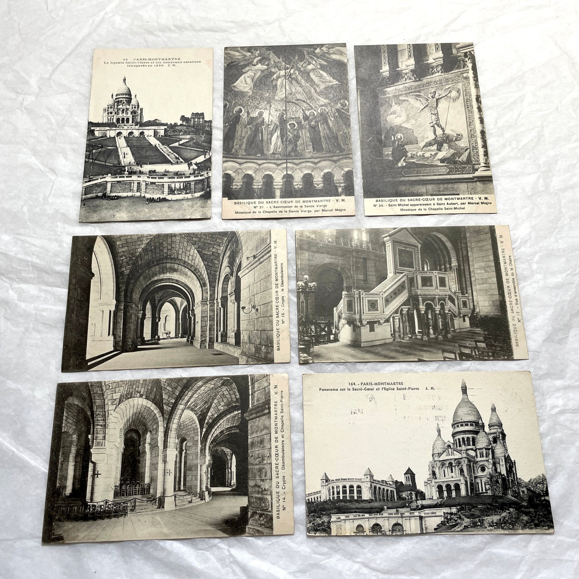 Lot of 1930s postcards showing the Sacré-Cœur Basilica in Montmartre, Paris, including exterior and interior views.