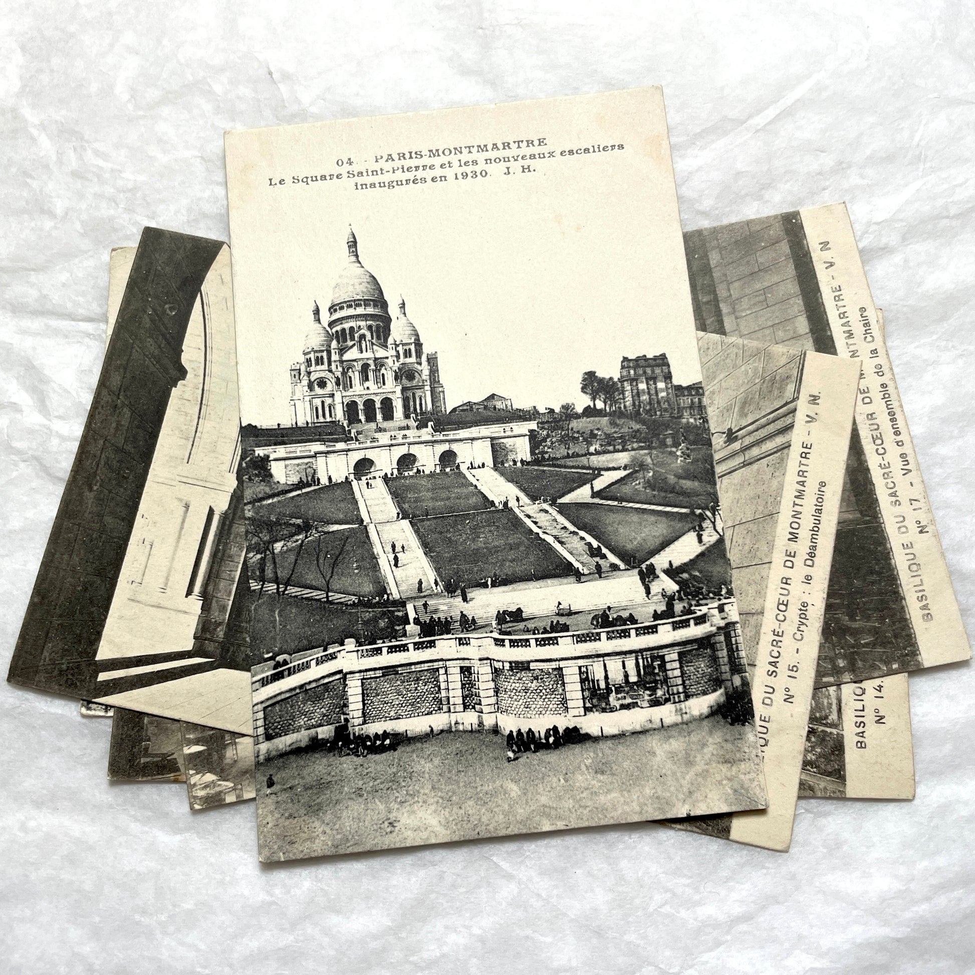 Lot of 1930s postcards showing the Sacré-Cœur Basilica in Montmartre, Paris, including exterior and interior views.