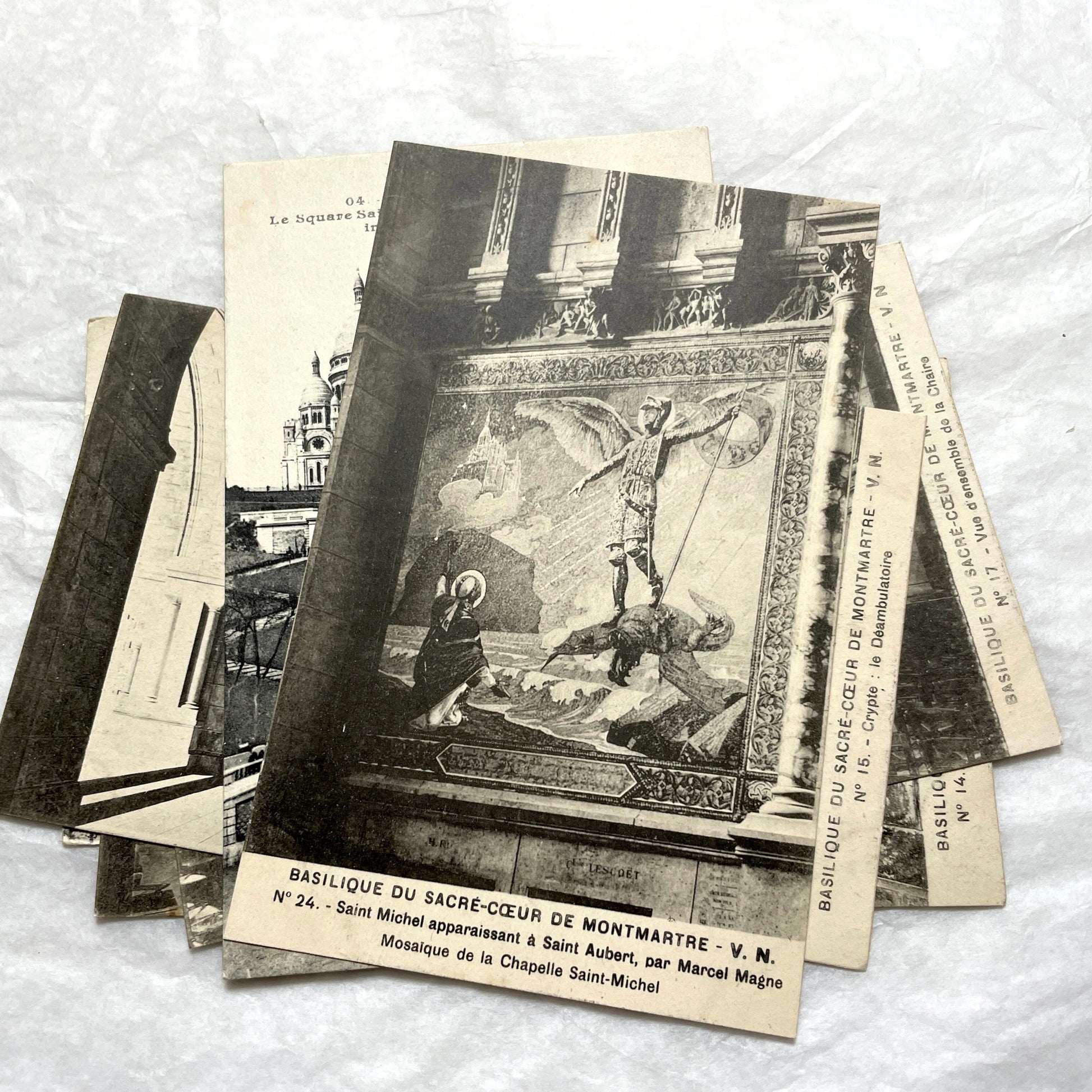 Lot of 1930s postcards showing the Sacré-Cœur Basilica in Montmartre, Paris, including exterior and interior views.