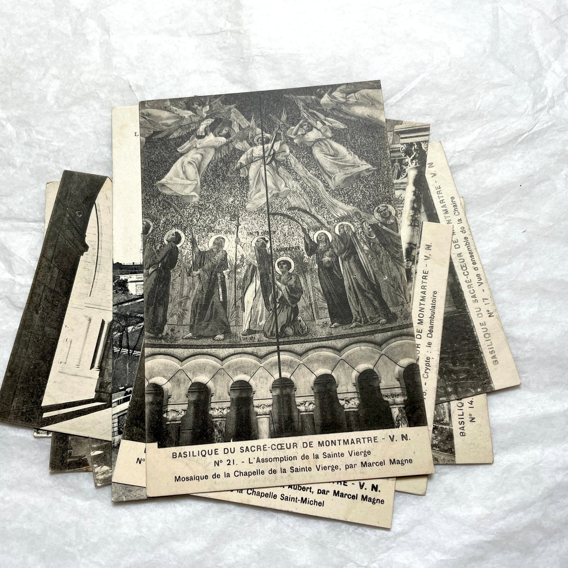 Lot of 1930s postcards showing the Sacré-Cœur Basilica in Montmartre, Paris, including exterior and interior views.