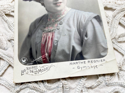 1900s - Antique French Marthe Regnier Postcard - The Queens Of Fashion Belle Époque Actress Portrait - Hand Colored Collectible Ephemera