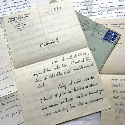 Set of 5 1950s French letters with envelopes, featuring handwritten script, vintage stamps, and postmarks.