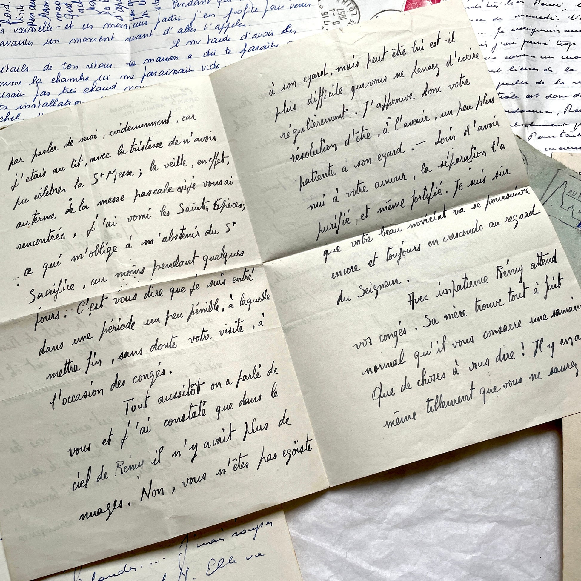 Set of 5 1950s French letters with envelopes, featuring handwritten script, vintage stamps, and postmarks.