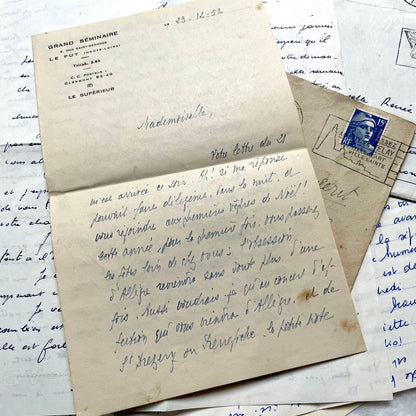 Set of 5 1950s French letters with envelopes, featuring handwritten script, vintage stamps, and postmarks.