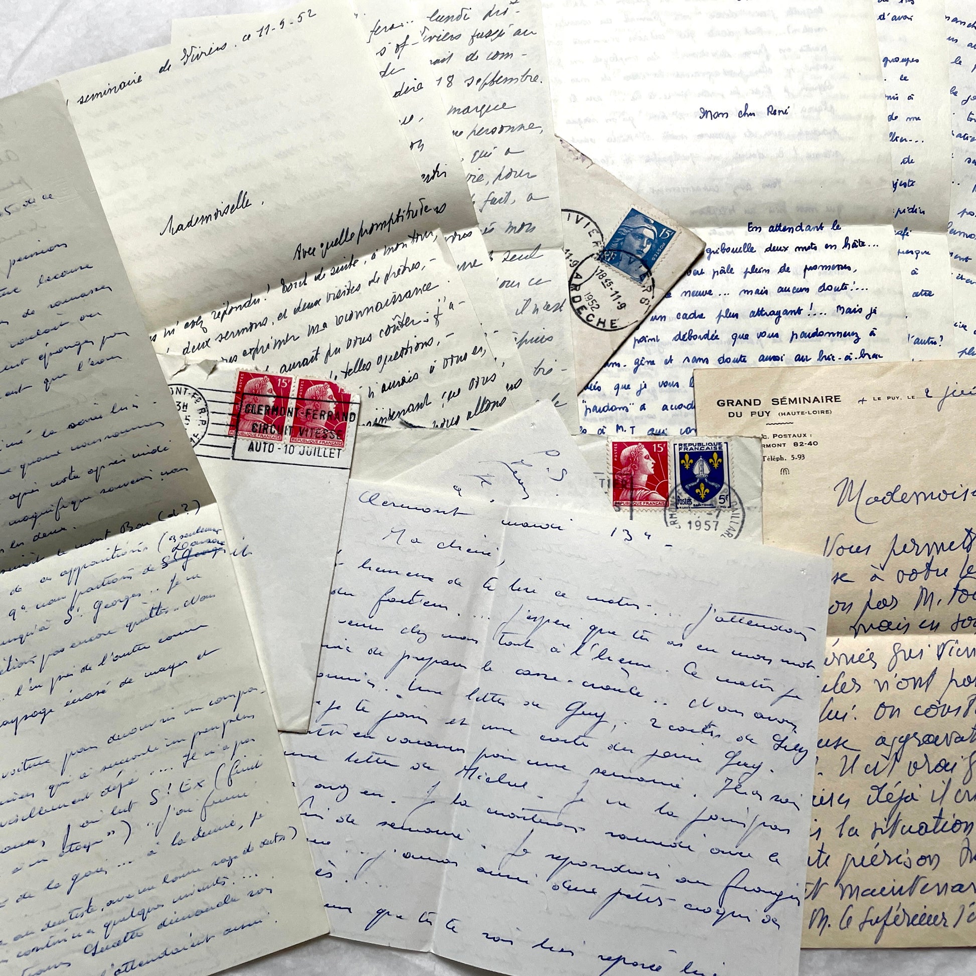 Set of 5 1950s French handwritten letters with envelopes, visible postage stamps and cursive text in French.