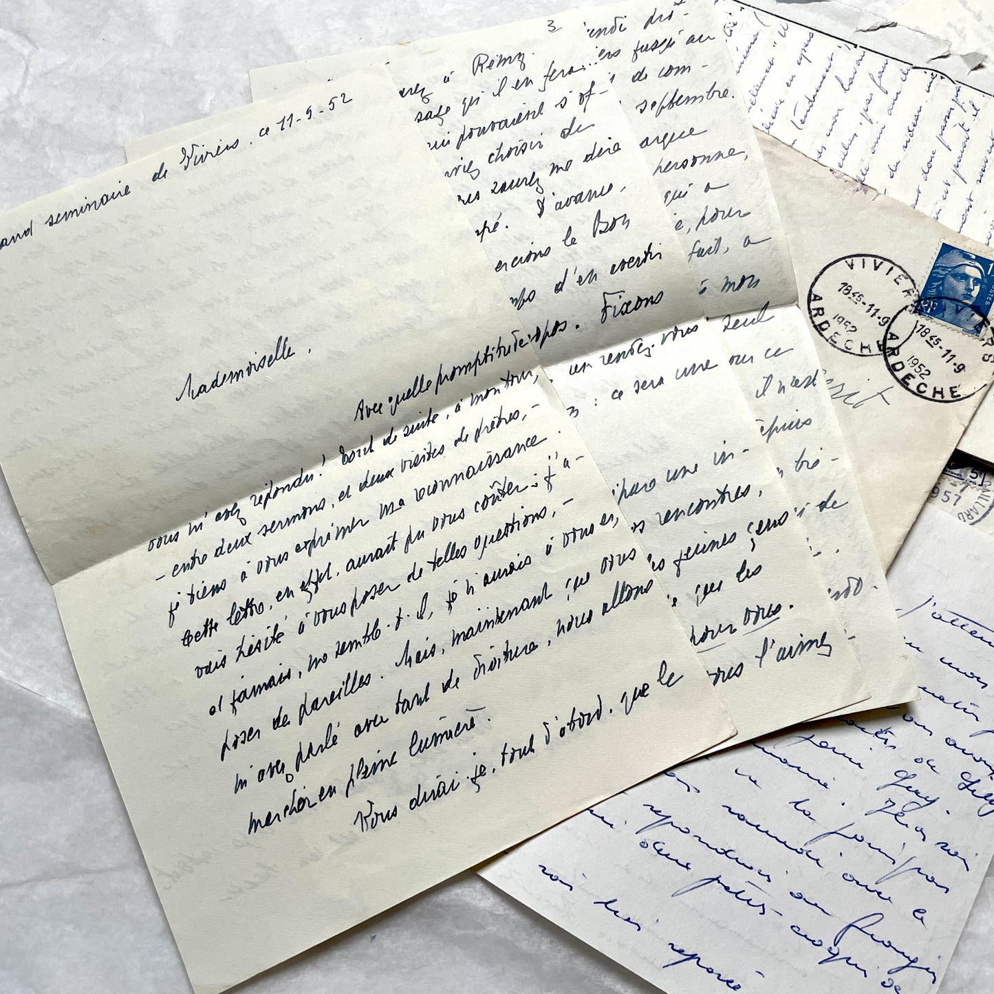 Set of 5 1950s French handwritten letters with envelopes, visible postage stamps and cursive text in French.