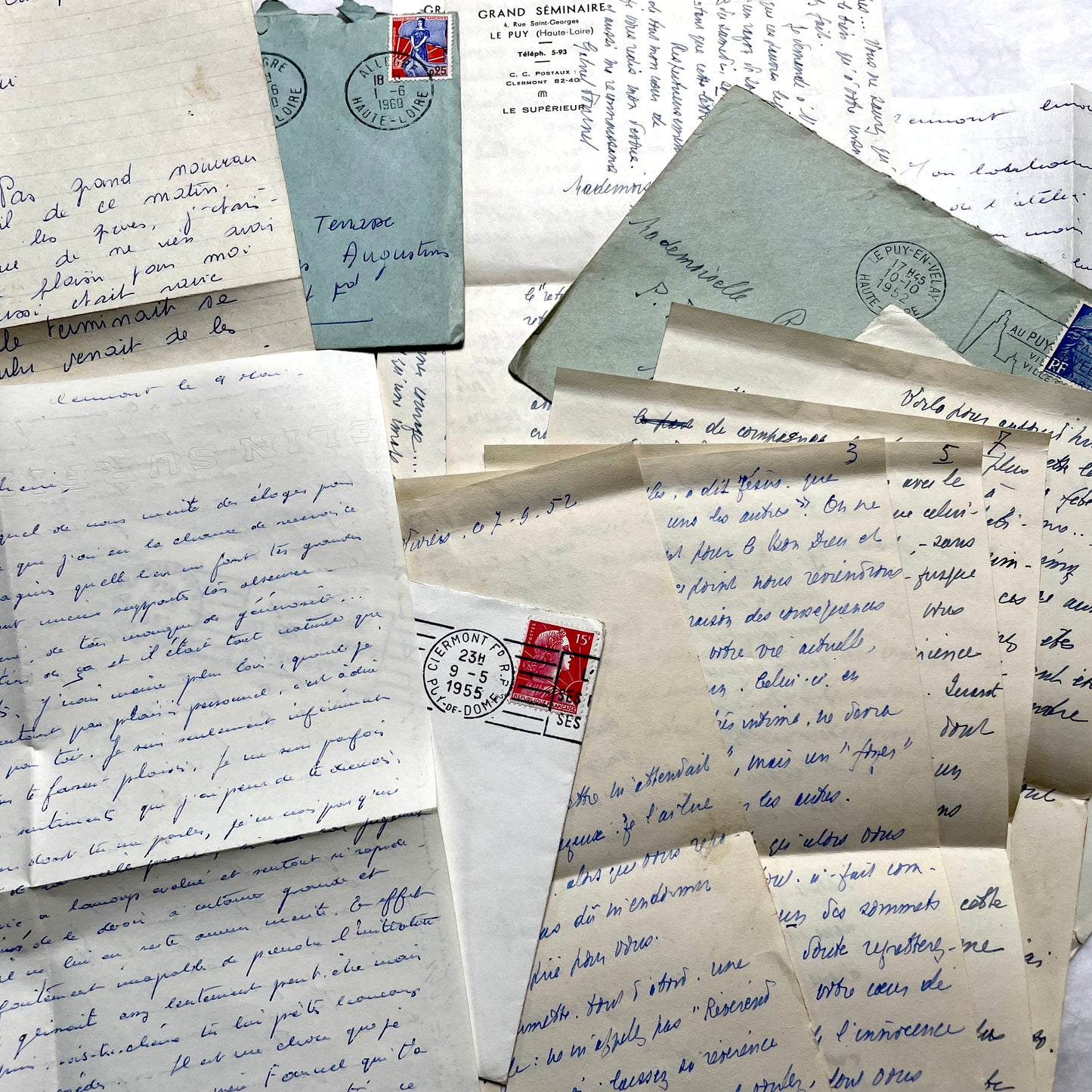 Set of 5 French handwritten letters and envelopes from the 1950s with distinct penmanship and postmarks.