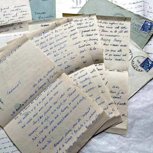 Set of 5 French handwritten letters and envelopes from the 1950s with distinct penmanship and postmarks.