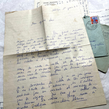 Set of 5 French handwritten letters and envelopes from the 1950s with distinct penmanship and postmarks.